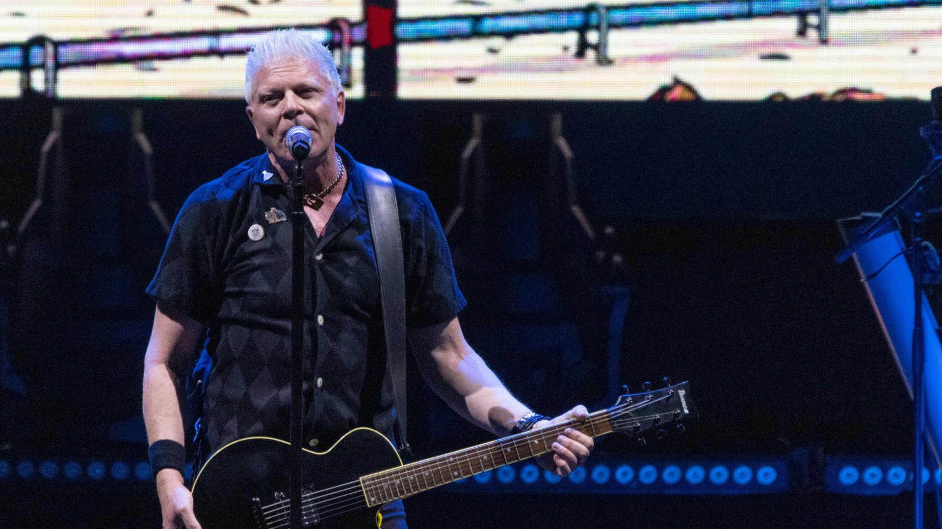 The Offspring se reune con la estrella del videoclip de “Pretty Fly (For A White Guy)” sobre el...