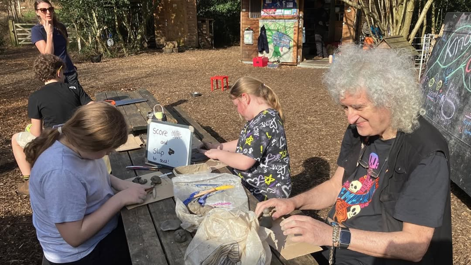 La aplaudida iniciativa solidaria de Brian May para ayudar a niños necesitados del Reino Unido: "No...