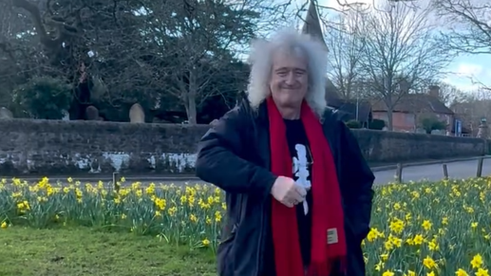 La admirable reacción de Brian May tras comprobar el error con los narcisos plantados en el parque...