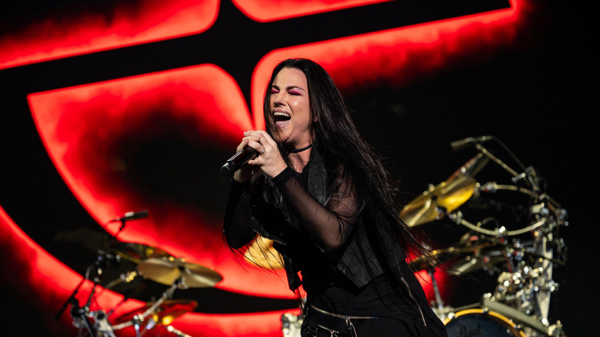 Amy Lee (Evanescence) reflexiona sobre el estado del mundo: “Por muy gótica y oscura que sea, sigo...
