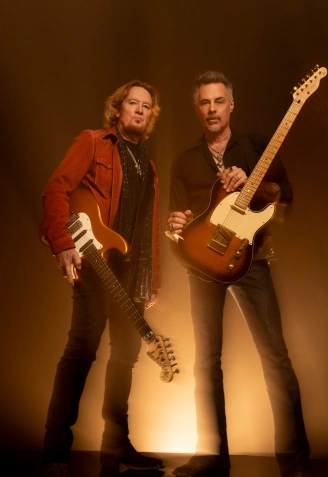 Grabado en The House, Los Ángeles, California, producido por Richie y Adrian y mezclado por Jay Ruston, el álbum, que contiene 10 canciones es una masterclass de Rock del Siglo XXI, Hard Rock sobretodo, con los prodigiosos talentos de Adrian y Richie como compositores, músicos y vocalistas en plena forma. ‘Black Light / White Noise’ es una colección verdaderamente magnífica de canciones de gran calidad y representan algunos de sus mejores trabajos que estos dos guitarristas y compositores hayan publicado hasta la fecha. Atmosférico, ambicioso, diverso y brillante, no sólo presenta solos de guitarra estratosféricos y voces de Rock fenomenales, sino también toques conmovedores, una interpretación natural, hermosas composiciones y un aplomo y un estilo seguros que recuerdan a una gran cantidad de bandas y músicos legendarios (Thin Lizzy, Bad Company, Jimi Hendrix, Prince, Cream, Free, Humble Pie o Deep Purple). Sin lugar a dudas, hay una perfecta armonía entre  el trabajo de Adrian Smith y Richie Kotzen en este nuevo disco. Deliciosamente variado, exquisitamente compuesto y redondeado por una variedad de sabores que sólo pueden venir de la calidad y años de experiencia de estos dos músicos, ‘Black Light / White Noise’ es un nuevo sonido con la profundidad y calidad vintage.