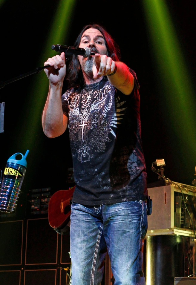 2B7R53M Boston,with a  current line-up consisting of founder Tom Scholz, along with Gary Pihl, Tommy DeCarlo, Curly Smith, David Victor and Tracy Ferrie, kick