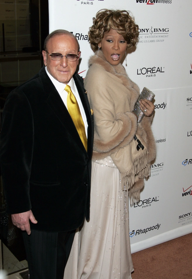BK2Y08 CLIVE DAVIS & WHITNEY HOUSTON 2007 CLIVE DAVIS PRE GRAMMY PARTY BEVERLY HILTON HOTEL BEVERLY HILLS LOS ANGELES USA 10 Februar