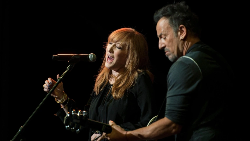 HDPGXE Singer Bruce Springsteen and wife Patti Scialfa perform during the Stand Up for Heroes charity concert at Madison Square Garden November 5, 2014 in New York City, New York.