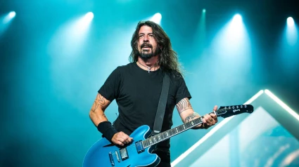 2H7HE8N LONDON, LONDON STADIUM, JUNE 23RD 2018: Dave Grohl, guitarist, singer and founder of the American band Foo Fighters performing live on stage for the ?Concrete and Gold? world tour 2017/2018