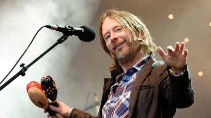 EHFD8A Radiohead surprise guests on the Park stage at Glastonbury festival Friday 24th June 2011.