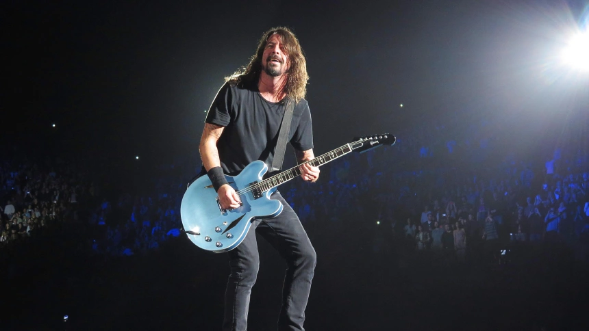 EDXX6G Los Angele, CA, USA. 10th Jan, 2015. Jan 10, 2015 - Los Angeles, California, USA - DAVE GROHL plays during a concert with the Foo Fighters at The Forum. The all-star jam session celebrated Grohl's 46th birthday. © KC Alfred/ZUMA Wire/Alamy Live News