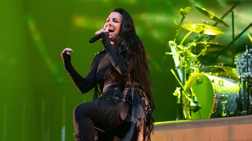 2KEXCPJ London, UK, 14/11/2022, Vocalist Amy Lee of rock band Evanescence performing in concert at The O2, London.Credit: John Barry/Alamy live news