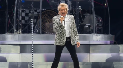 G3GD42 Rod Stewart performs on stage in Cardiff, South Wales.