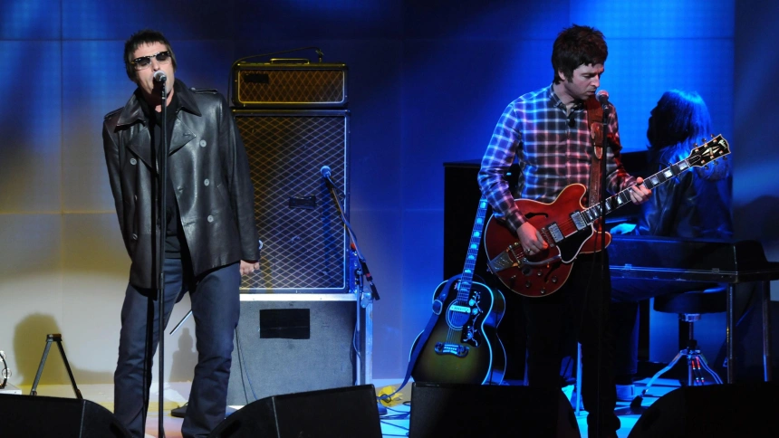 2ANG98H Milan   Italy 09/11/2008 ,  live concert of the Oasis at the Rai Studies  : Liam and Noel Gallagher during the concert