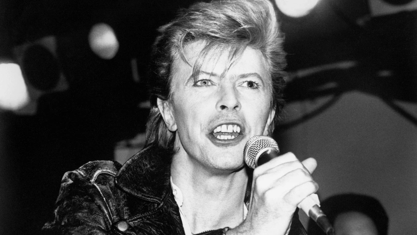 H3ERP9 David Bowie pictured performing at The Cat Club in March of 1987 in Hollywood, California.  © Gary Gershoff / MediaPunch