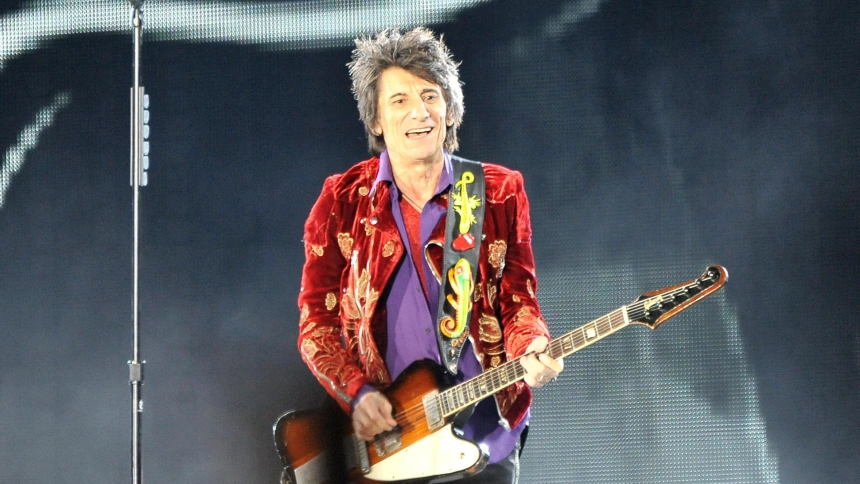 KA32C6 Lucca, Italy. 23rd Sep, 2017. Rolling Stones Concert 23/09/2017-Lucca-Italy Concert Event In the Ballilla space beneath the Walls of the City of Lucca was held the much-anticipated Rolling Stones concert that brought to 60,000 fans coming from all over Europe. In Photos: Ronnie Wood during the concert. Photos RobertoCappa photojournalism. Credit: Independent Photo Agency/Alamy Live News