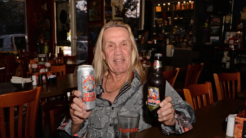 2AB71MF Coral Springs FL, USA. 25th Nov, 2019. Nicko McBrain of Iron Maiden poses at his Restaurant Rock N Roll Ribs on November 25, 2019 in Coral Springs, Florida. Credit: Mpi04/Media Punch/Alamy Live News