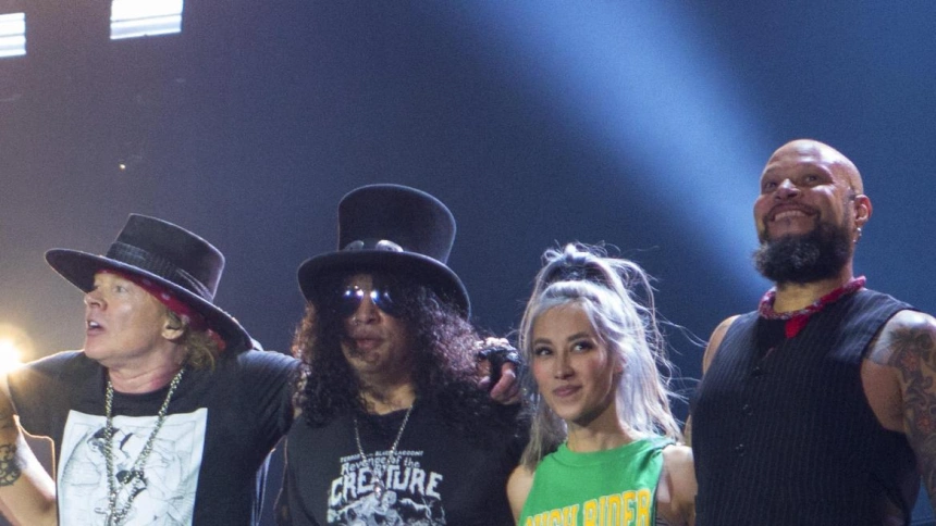 JR7J8M Denver, CO, USA. 2nd Aug, 2017. August 2, 2017 - Denver, Colorado, USA- From left, Richard Fortus, Dizzy Reed, Duff McKagan, Axl Rose, Slash, Melissa Reese & Frank Ferrer of the rock band Guns N' Roses take a bow after a concert during the band's Not In This Lifetime North America tour at Sports Authority Field at Mile High in Denver. Credit: KC Alfred/ZUMA Wire/Alamy Live News