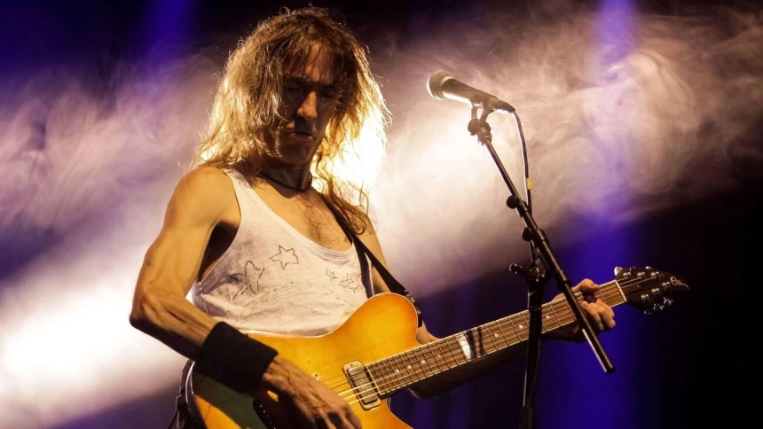 2RN1BR6 2RN1BR6 A member of Spanish band Extremoduro performs during a concert in Bogota City, capital of Colombia, on Dec. 14, 2014. .Jhon Paz) COLOMBIA-BOGOTA-MUSIC-EXTREMODURO e JhonxPaz PUBLICATIONxNOTxINxCHNa member of Spanish Tie  performs during a Concert in Bogota City Capital of Colombia ON DEC 14 2014 Jhon Paz Colombia Bogota Music  e  PUBLICATIONxNOTxINxCHN