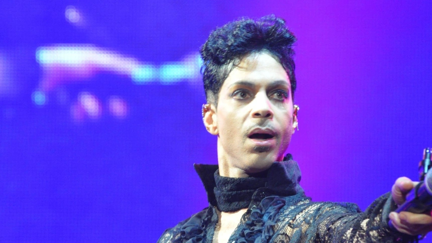 2YBPRH9 Prince live Italy 2010 Milan    20TEN Tour
