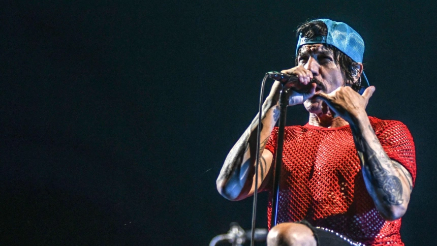 2TBB21T Anthony Kiedis (vocals) performing with a orthopedic walking boot. Red Hot Chili Peppers. Live in Buenos Aires, Argentina