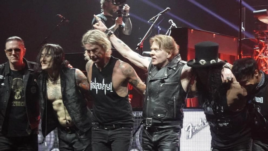 3EDXKA7 3EDXKA7 Hollywood FL, USA. 05th May, 2026. Axl Rose, Duff McKagan, Slash, Richard Fortus, Dizzy Reed and Isaac Carpenter of Guns N' Roses perform during The Guns N' Roses World Tour 2026 at Hard Rock Live held at the Seminole Hard Rock Hotel & Casino on May 5, 2026 in Hollywood, Florida. Credit: Mpi04/Media Punch/Alamy Live News