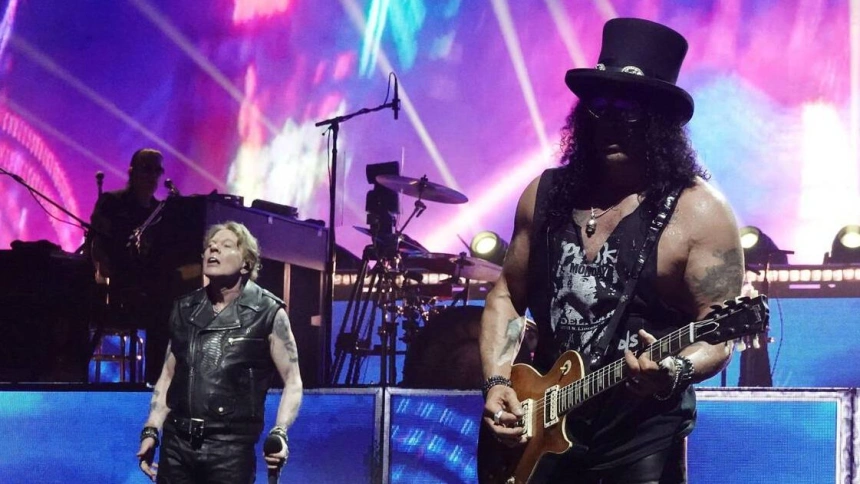 3EDXKH3 3EDXKH3 Hollywood FL, USA. 05th May, 2026. All Rose and Slash of Guns N' Roses perform during The Guns N' Roses World Tour 2026 at Hard Rock Live held at the Seminole Hard Rock Hotel & Casino on May 5, 2026 in Hollywood, Florida. Credit: Mpi04/Media Punch/Alamy Live News