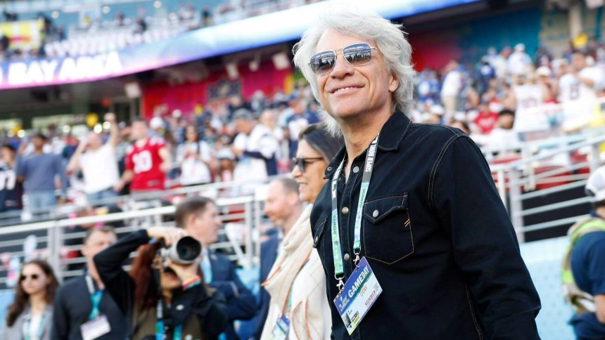 3DN51WW 3DN51WW Santa Clara, United States. 08th Feb, 2026. New England Patriots fan and singer-songwriter Jon Bon Jovi on the field before the start of Super Bowl LX at at Levi's Stadium in Santa Clara, California on Sunday, February 8, 2026. Photo by John Angelillo/UPI Credit: UPI/Alamy Live News