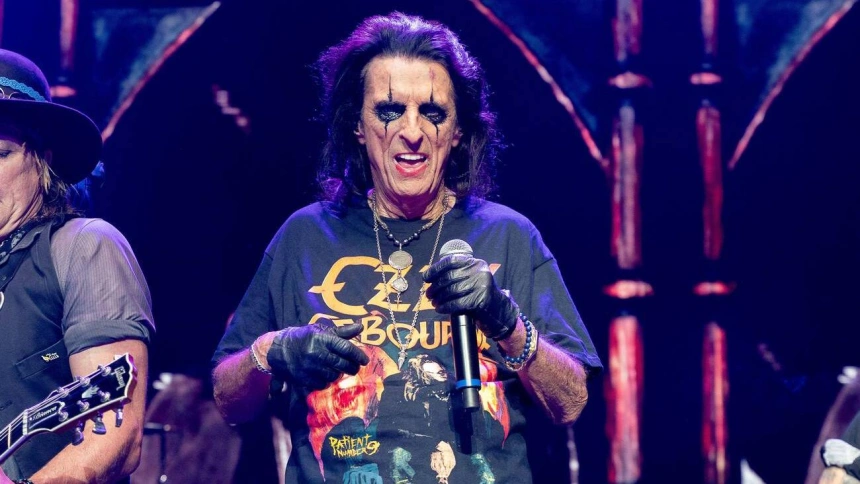 3C3M5YP 3C3M5YP London, UK. 25th July, 2025. Alice Cooper seen on stage wearing an Ozzy Osbourne Tshirt while performing at his concert. Credit: SOPA Images Limited/Alamy Live News