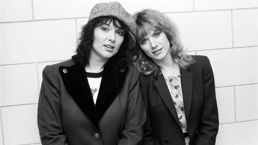 2XFCPC0 2XFCPC0 **FILE PHOTO** Ann Wilson of Heart Announces Cancer Diagnosis. Ann Wilson and Nancy Wilson of Heart backstage before their gig at the Spectrum in Philadelphia, PA. October, 1982. Credit: Scott Weiner/MediaPunch