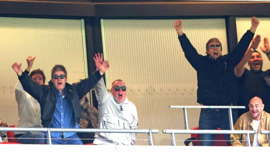 3EG6A1R 3EG6A1R London, UK. 16th May, 2026. Noel Gallagher, front left, and Liam Gallagher, back right, celebrate the first City goal (0-1) at the Emirates FA Cup Final match Chelsea v Manchester City, at Wembley Stadium, London, UK on 16th May, 2026. Credit: Paul Marriott/Alamy Live News
