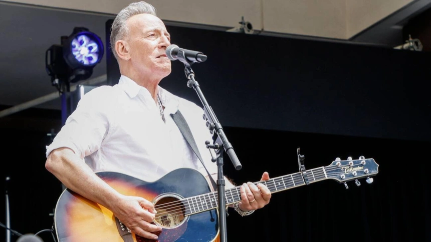 3ERKA87 3ERKA87 Chicago, United States. 18th June, 2026. Bruce Springsteen performs at the grand opening for the Obama Presidential Center in the center's John Lewis Plaza in Chicago, Illinois, on Thursday, June 18, 2026. The grounds open to the public on Juneteenth, June 19th. Photo by Tannen Maury/UPI Credit: UPI/Alamy Live News