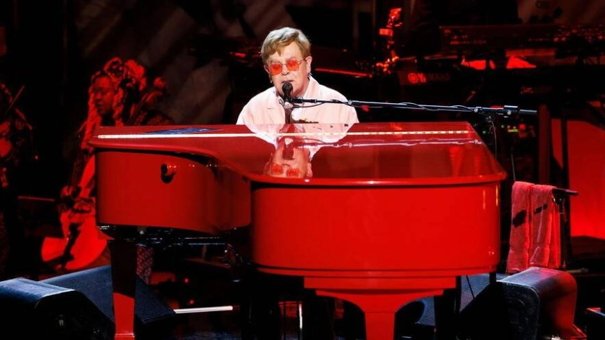 2YACR6K 2YACR6K Gershwin Prize for Popular Song honoree Elton John performs during the Gershwin Prize tribute concert at DAR Constitution Hall in Washington, D.C.