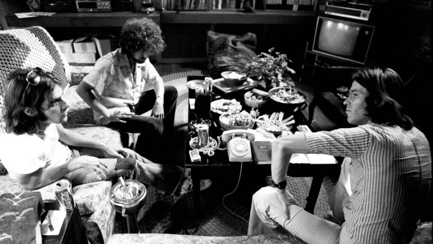 3C1J40J 3C1J40J Jan. 18, 2016 - 1975. THE EAGLES at Glenn Frey's house in Los Angeles during an interview with Dutch writer Constant Meijers voor music magazine OOR. .Here: Glenn Frey (L) and Don Henley(M)...Exclusive!. (Credit Image: © Barry Schultz/ZUMA Wire)