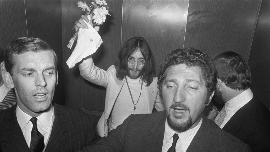 2E8Y42R 2E8Y42R John Lennon leaving after the two week-long Bed-ins for Peace, Hilton Hotel, Amsterdam, 1969.. Image shot 1820. Exact date unknown.