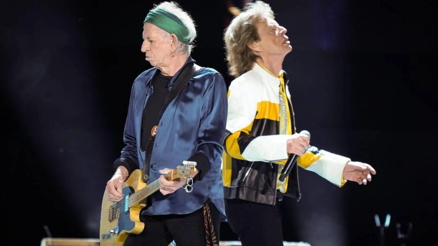 3ERPAGD 3ERPAGD Keith Richards, front left, and Mick Jagger, of the Rolling Stones, perform in Vancouver on Friday, July 5, 2024. THE CANADIAN PRESS/Darryl Dyck