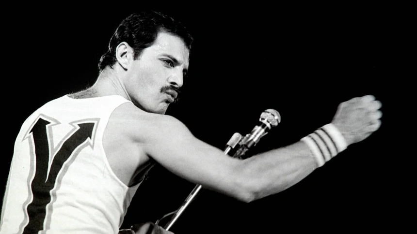 2KHXFXE Queen performing in The Groenoordhallen in Leiden Holland 1986 vvbvanbree fotografie