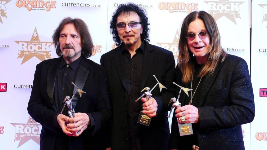 3C189WW File photo dated 14/11/13 of (left to right) Geezer Butler, Tommy Iommi and Ozzy Osbourne from Black Sabbath with their Album of the Year award for 13, Event of the Year and Living Legend award at the Classic Rock Roll of Honour at The Roundhouse, Camden, London. The Black Sabbath frontman Ozzy Osbourne has died at the age of 76. Issue date: Tuesday July 22, 2025.