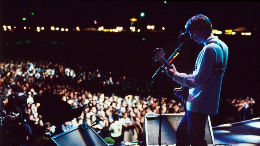 2GG9FFC OASIS KNEBWORTH 1996 2021 de Jake Scott Noel Gallagher. Collection Christophel © Black Dog Films - Kosmic Kyte - Sony Music Entertainment documentaire