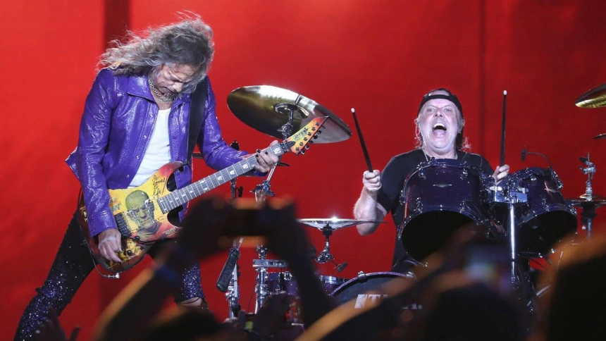 3DW8YJM Metallica guitarist Kirk Hammett and drummer Lars Ulrich perform at the Lollapalooza music festival in Grant Park in Chicago on July 28, 2022. (Terrence Antonio James/Chicago Tribune/TNS)