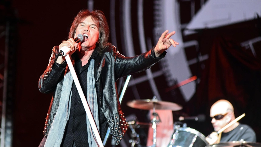 3D9PPTD Europe (Joey Tempest, voice; Ian Haugland, drums) performing live. Masters of Rock Festival, Buenos Aires, Argentina.