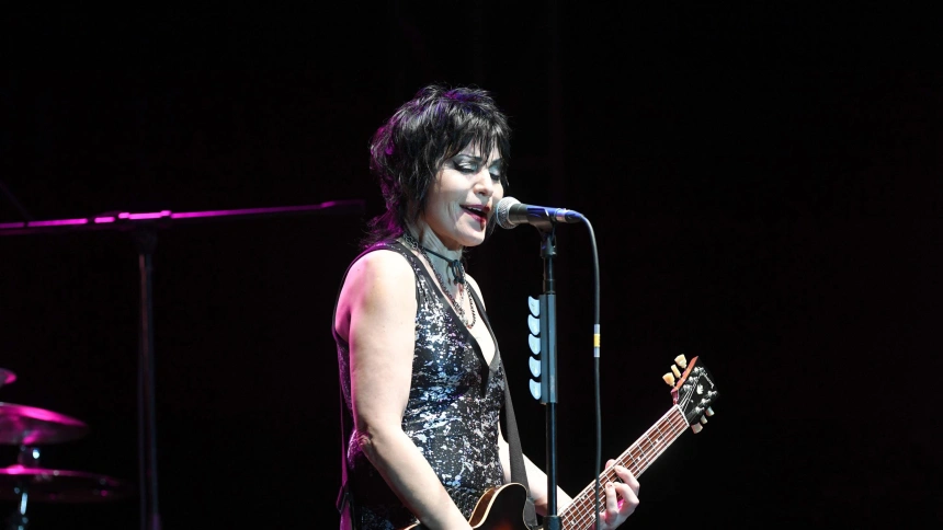 3AAXTJ1 November 4, 2017 - Pembroke Pines, Florida, United States Of America - PEMBROKE PINES, FLORIDA - NOVEMBER 04: Joan Jett of the band Joan Jett & the Blackhearts at the Rockfest 80's concert day 1 on November 4, 2017 at CB Smith Park in Penbroke Pines, Florida...People: Joan Jett (Credit Image: © SMG via ZUMA Wire)