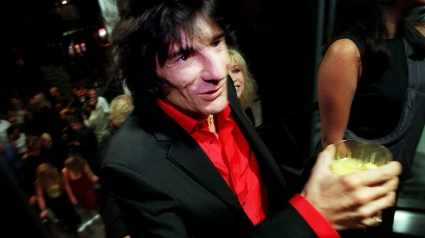 2FM5MAJ RONNIE WOOD OF THE ROLLING STONES SEPT 1999 ARRIVES WITH FRIENDS FOR THE LAUNCH OF THE NEW MEGA-CLUB 'HOME', IN LEICESTER SQUARE.