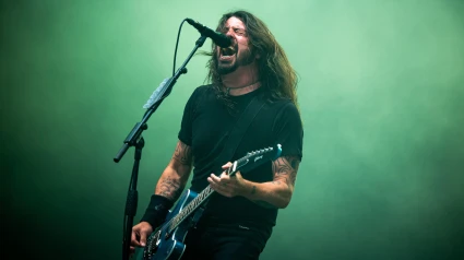 2H7HE6N LONDON, LONDON STADIUM, JUNE 23RD 2018: Dave Grohl, guitarist, singer and founder of the American band Foo Fighters performing live on stage for the ?Concrete and Gold? world tour 2017/2018