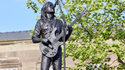 3B9G5H4 Statue of Motorhead singer Lemmy unveiled in Burslem by local sculptor Andy Edwards and marks 10 years since Lemmy's death and 50 years since the band was formed Credit: Phil Crow/Alamy Live News