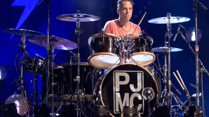 G3Y5C8 Oshkosh, Wisconsin, USA. 12th June, 2016. Drummer MATT CAMERON of Pearl Jam performs live at Great Stage Park during Bonnaroo Music and Arts Festival in Manchester, Tennessee © Daniel DeSlover/ZUMA Wire/Alamy Live News