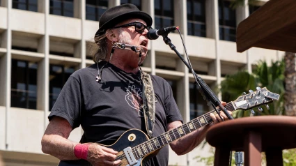 3AKJ2DD Los Angeles, California, USA. 12th Apr, 2025. NEIL YOUNG performs at the Fighting the Oligarchy rally with Senator BERNIE SANDERS and Representative ALEXANDRIA OCASIO-CORTEZ in downtown Los Angeles, CA on Saturday, April 12, 2025. (Credit Image: © Justin L. Stewart/ZUMA Press Wire) EDITORIAL USAGE ONLY! Not for Commercial USAGE!