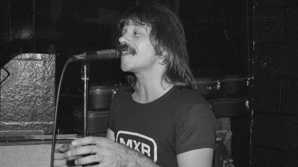El cantante de REO Speedwagon sobrevive de milagro a un accidente de tráfico: “Destrozó el coche”