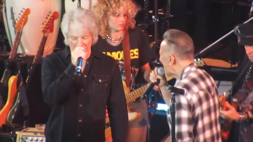 Bruce Springsteen saca a Bon Jovi (entre otros) al escenario en un histórico concierto: estos son los vídeos
