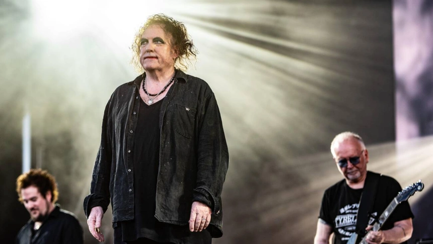 3ET8R6K 3ET8R6K Isle of Wight, Seaclose Park, Newport, UK. Sunday 21st June 2026. The Cure (Robert Smith) perform on the Main Stage at the Isle of Wight Festival 2026. Credit : Emma Terracciano/Alamy Live News