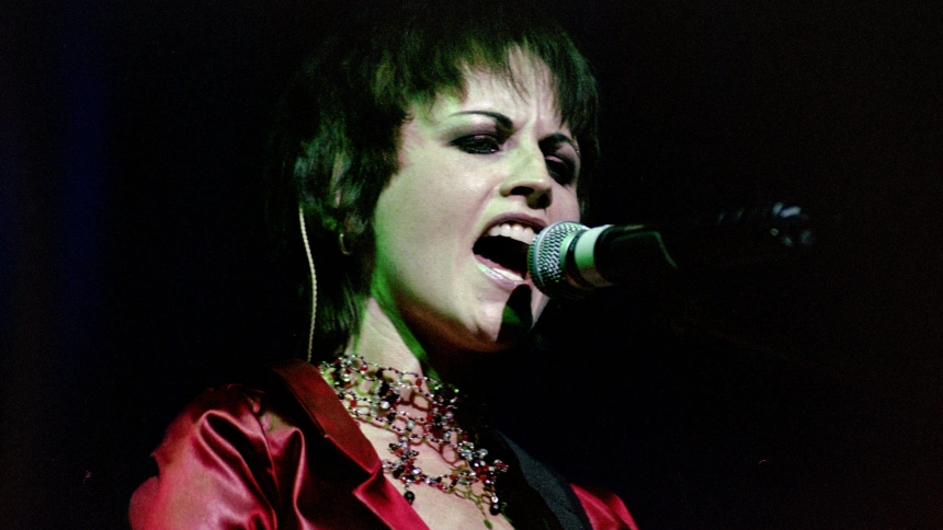 3A49H1X Milan Italy 05 April 2002 : Dolores O'Riordan,Irish singer of The Cranberries band, during the live concert at the Forum Assago