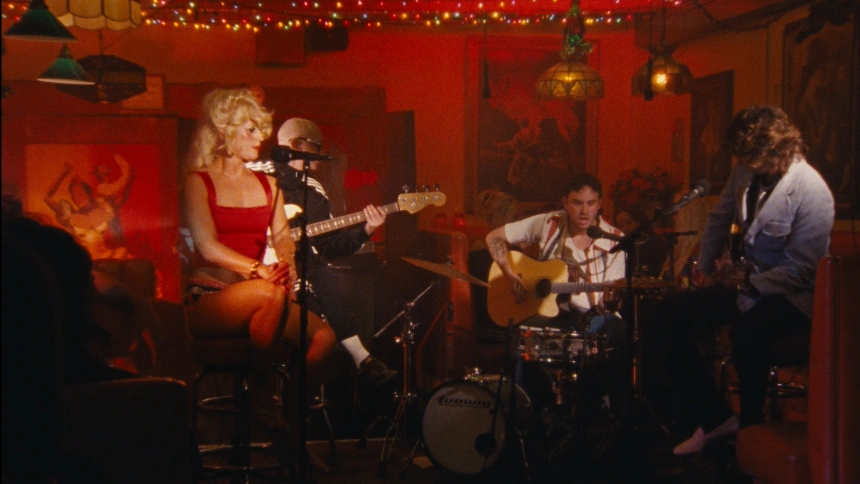 Amyl And The Sniffers convierte su punk en country con el lanzamiento de su directo 'Truth Or Consequence': escúchalo entero aquí
