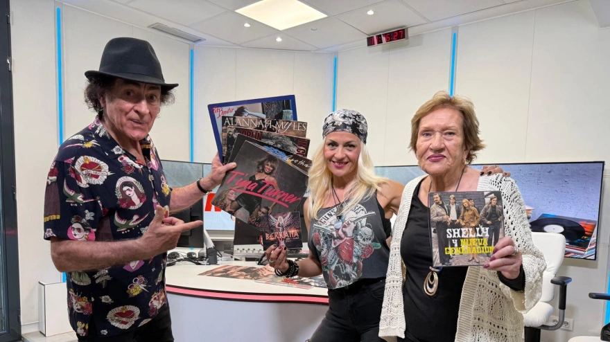 Shelly y Berkana junto a Mariskal en el estudio de RockFM