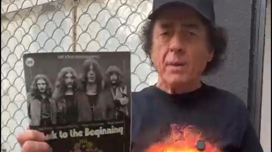 Mariskal recuerda a Ozzy Osbourne mostrando una página conmemorativa del concierto de Brimingham de hace un año